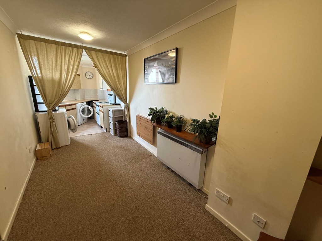 Lot: 139 - FLAT FOR IMPROVEMENT - Living room and kitchen area